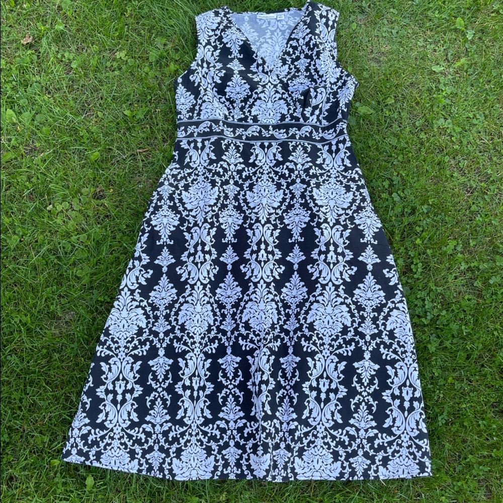 Floral dress with zipper on the side. Very cute!